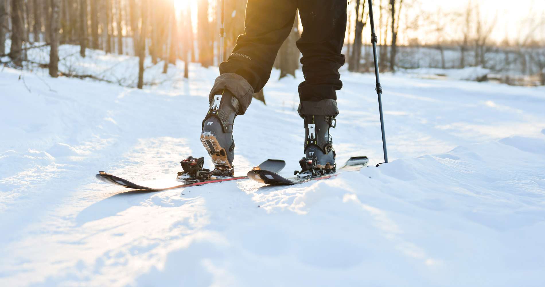 Un skieur au début de son ascension en randonnée alpine — Mont Rigaud, station de ski, planche à neige, randonnée alpine, vélo de montagne et randonnée pédestre, familiale, à Rigaud Québec, près de Montréal