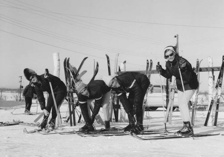 Photo ancienne de skieurs dans les années 1970 — Mont Rigaud, station de ski, planche à neige, randonnée alpine, vélo de montagne et randonnée pédestre, familiale, à Rigaud Québec, près de Montréal