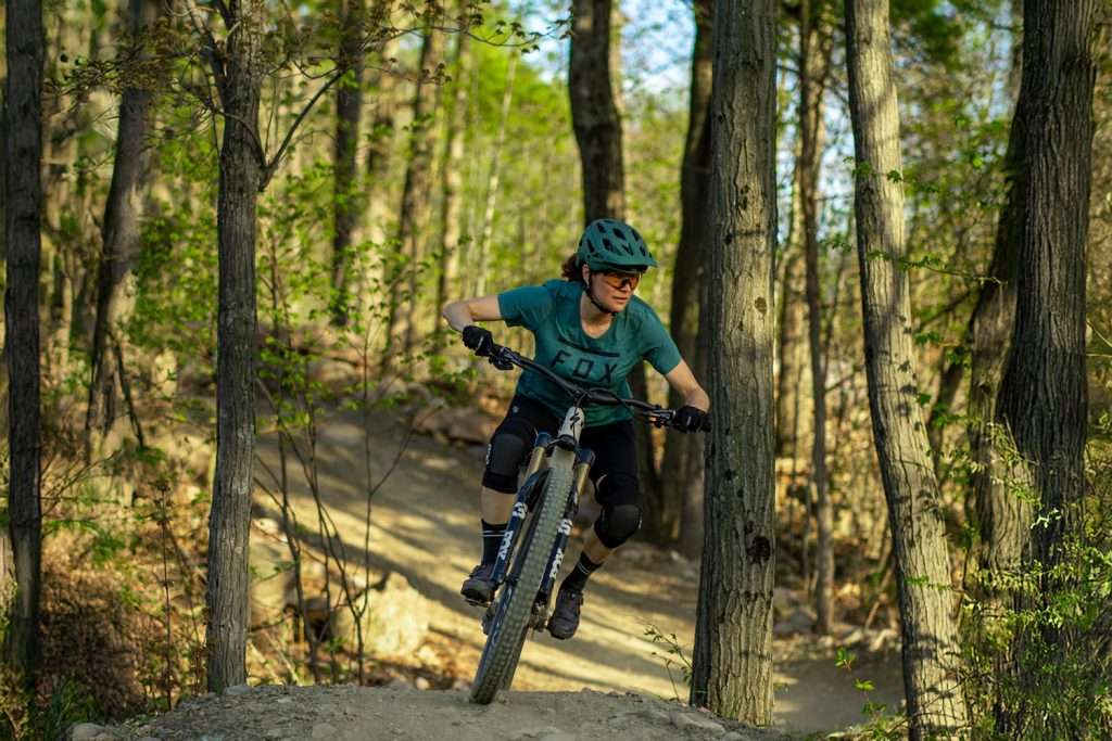 Un cycliste en vélo de montagne sur un sentier en forêt — Mont Rigaud, station de ski, planche à neige, randonnée alpine, vélo de montagne et randonnée pédestre, familiale, à Rigaud Québec, près de Montréal
