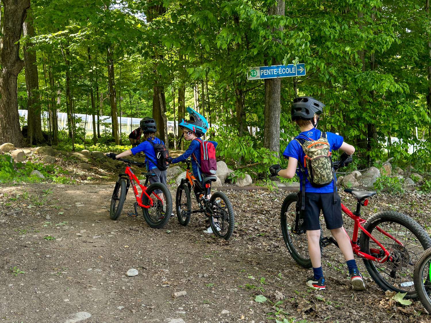 Un groupe de jeunes suit un cours de vélo de montagne Sprockids — Mont Rigaud, station de ski, planche à neige, randonnée alpine, vélo de montagne et randonnée pédestre, familiale, à Rigaud Québec, près de Montréal