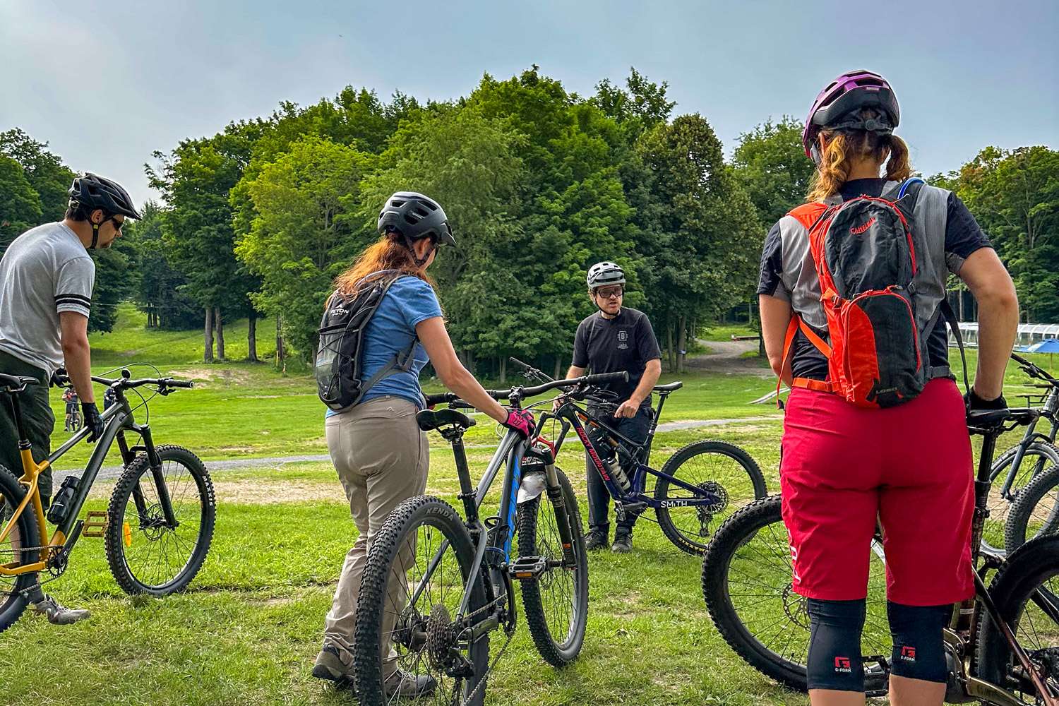 Cours semi-privé de vélo de montagne — Mont Rigaud, station de ski, planche à neige, randonnée alpine, vélo de montagne et randonnée pédestre, familiale, à Rigaud Québec, près de Montréal