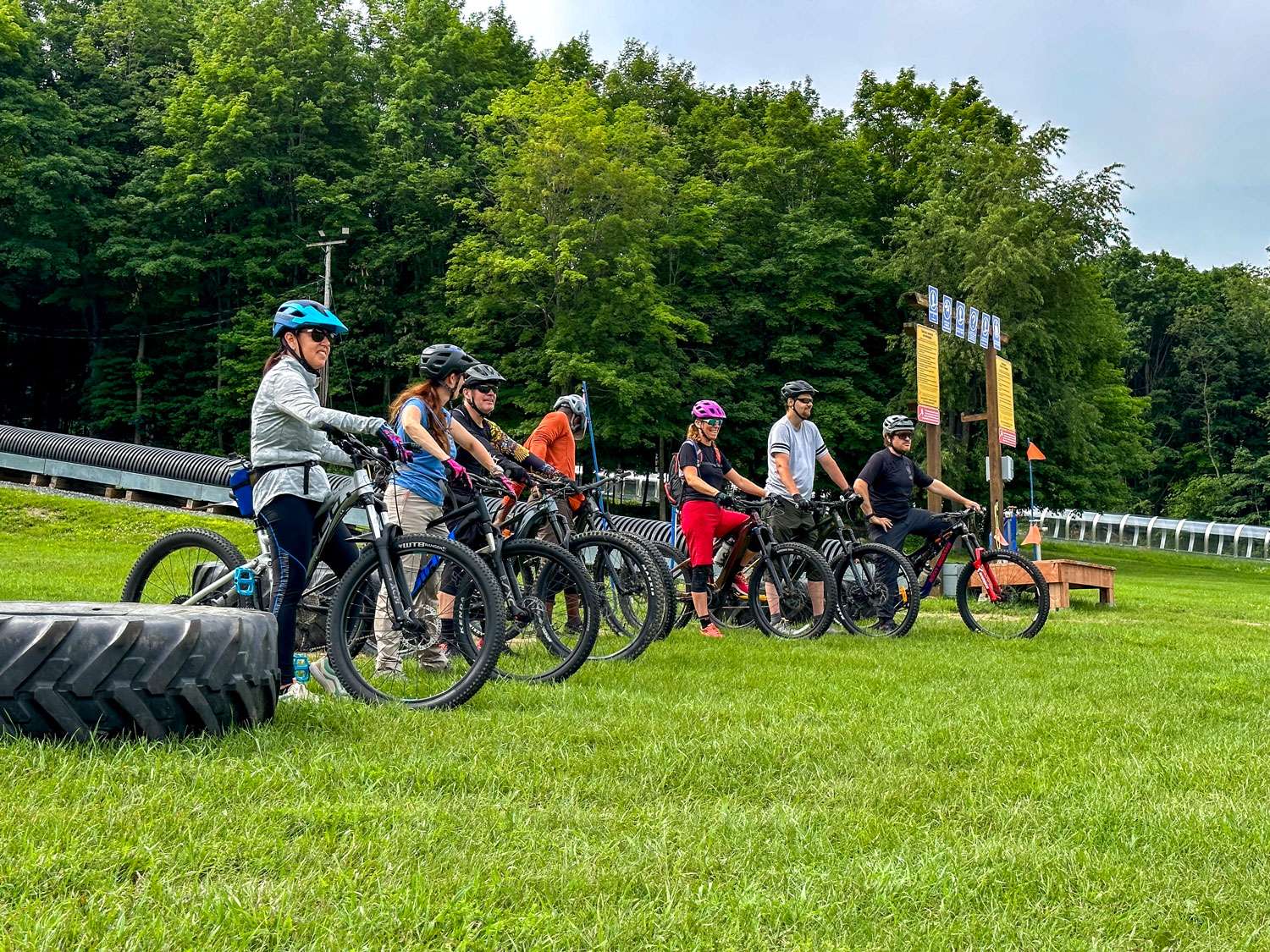 Un groupe d'adulte suit un cours de vélo de montagne Sprockids — Mont Rigaud, station de ski, planche à neige, randonnée alpine, vélo de montagne et randonnée pédestre, familiale, à Rigaud Québec, près de Montréal