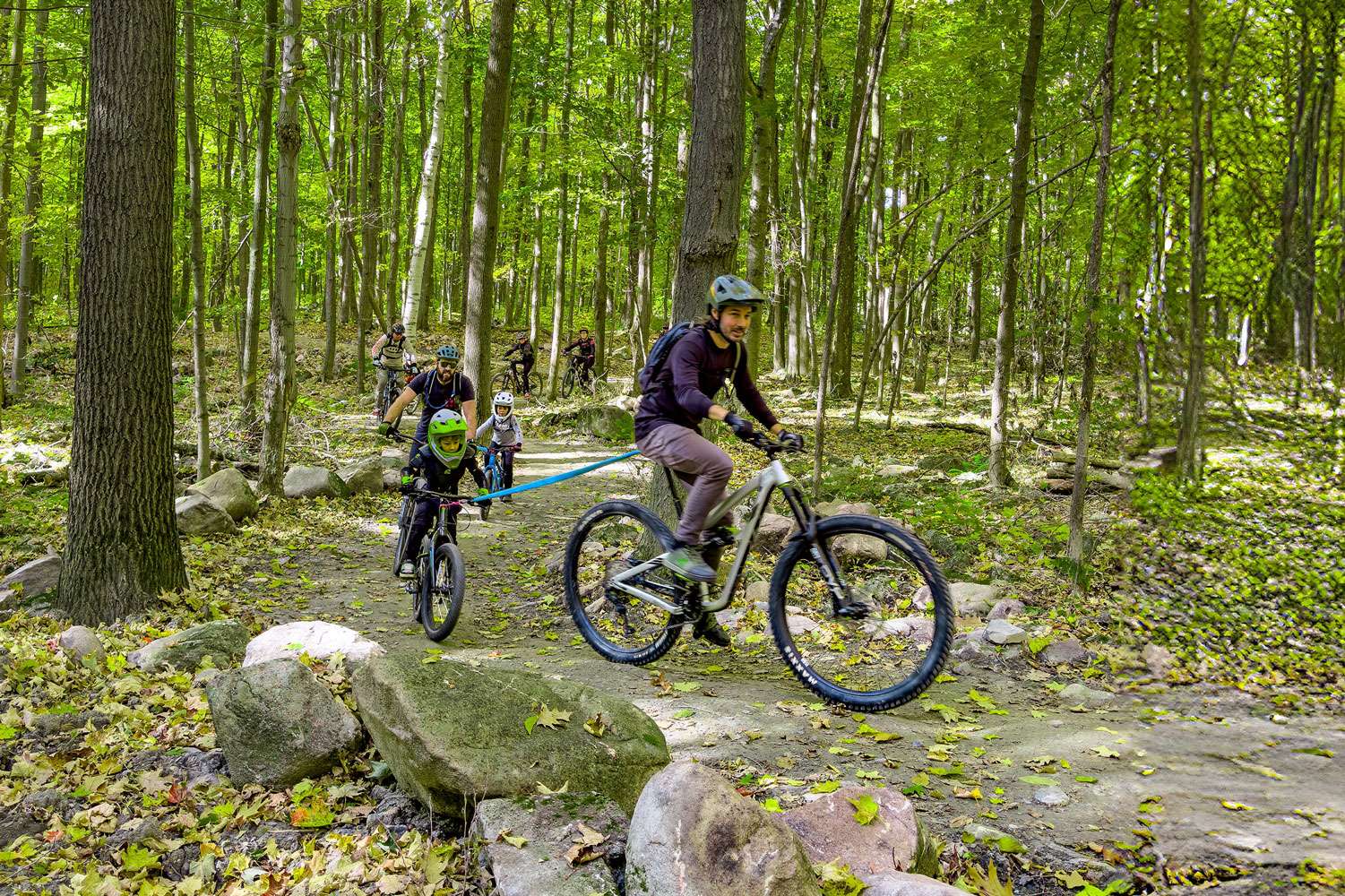 Un papa remorque son fils en vélo de montagne enduro Deux coureurs en sentier descente la montagne de Rigaud Deux amis dans la remontée mécanique pour vélo — Mont Rigaud, station de ski, planche à neige, randonnée alpine, vélo de montagne et randonnée pédestre, familiale, à Rigaud Québec, près de Montréal