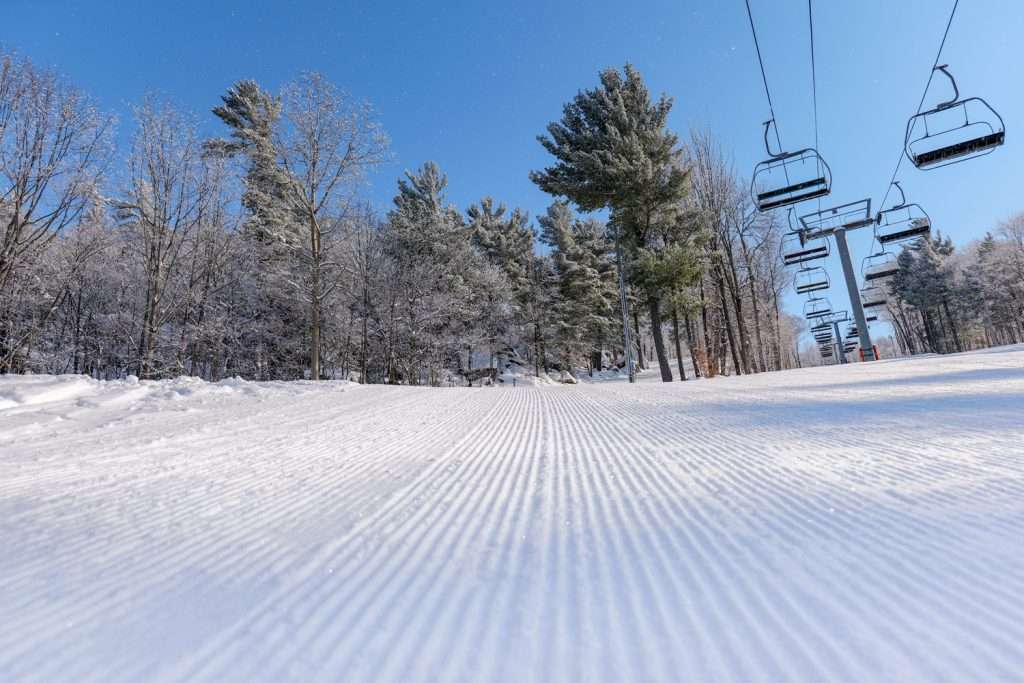 A ski slope with snow-covered trees and a magnificent groomed king's horn — Mont Rigaud, ski resort, snowboarding, alpine touring, mountain biking and hiking, family-friendly, in Rigaud, Quebec, near Montreal